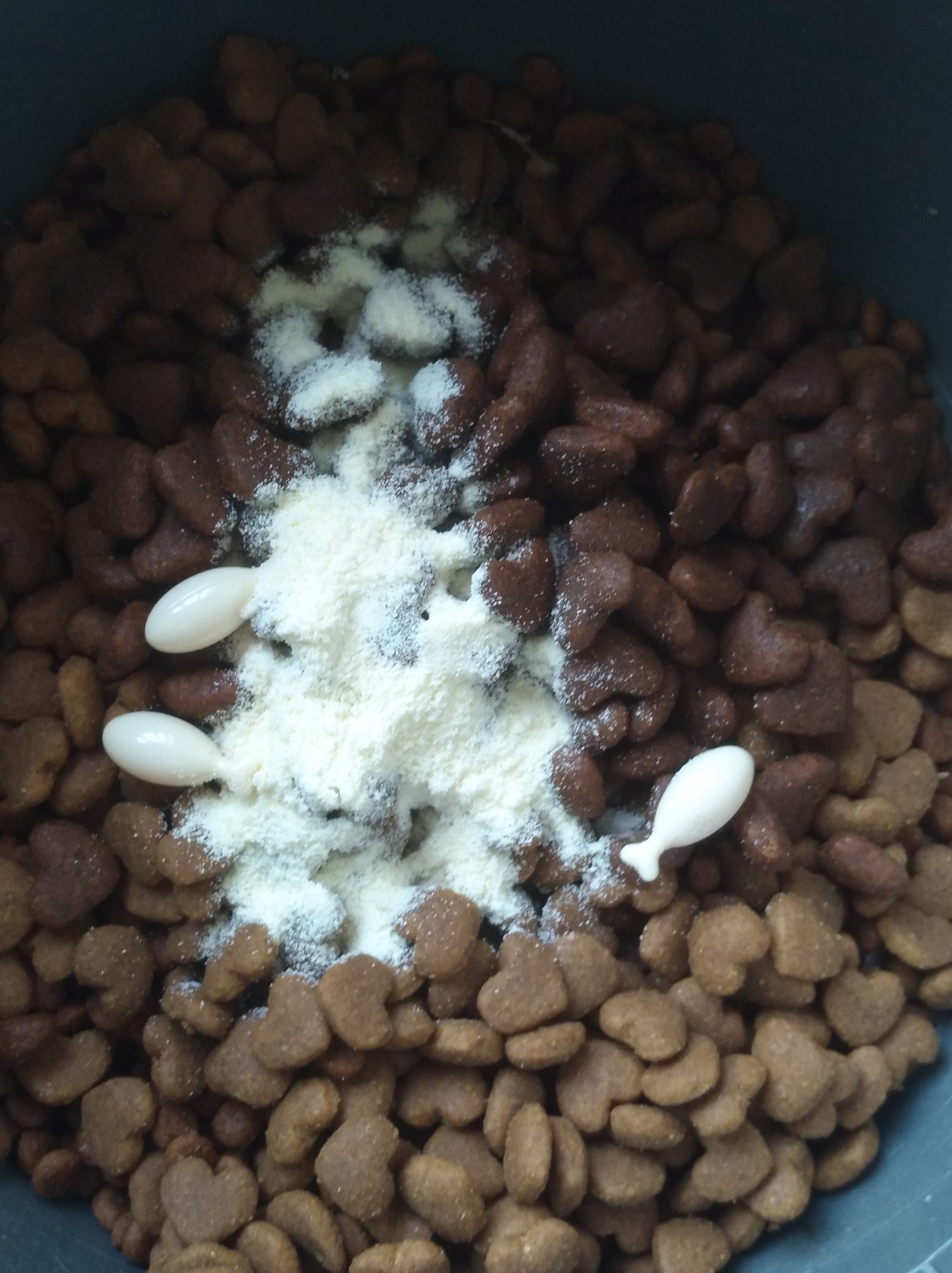 手里捧着窝窝头,菜里没有一滴油!